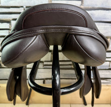 Load image into Gallery viewer, 17 1/2” MW/Changeable Gullet Kent &amp; Masters S Series Jump Saddle - Brown