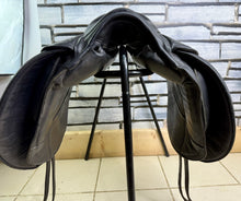 Load image into Gallery viewer, 17” Original Heather Moffat Nursey Fhoenix VSD/Dressage Saddle - Black
