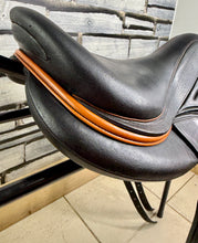 Load image into Gallery viewer, 17 1/2” Medium-MW Devoucoux Chiberta Lab Monoflap Jump Saddle - Black/Orange