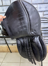 Load image into Gallery viewer, 17” Wide Jeffries Falcon Hawk Event Saddle - Black