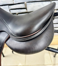 Load image into Gallery viewer, 17 1/2” MW Devoucoux Chiberta O Monoflap Jump Saddle - Brown