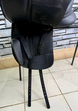 Load image into Gallery viewer, 17” M/Changeable Gullet Wintec 500 Dressage Saddle - Black
