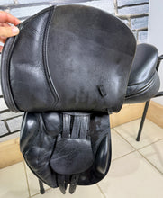 Load image into Gallery viewer, 17 1/2” Wide Black Country Ricochet High Wither Jump Saddle - Black