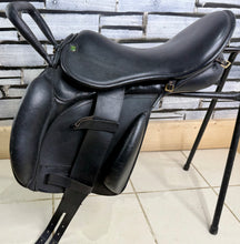 Load image into Gallery viewer, 17” Wide GZS Para/RDA/Learner Saddle - Black