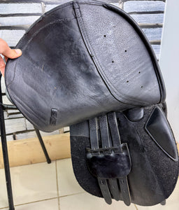 17 1/2” Wide Eric Thomas Close Contact Jump Saddle - Black