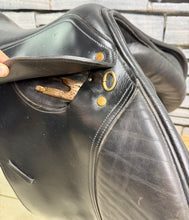 Load image into Gallery viewer, 17 1/2” MN English Made Jump/Hunt/XC Saddle - Black - TB/Ex Racer - Teamchasing