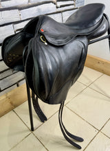 Load image into Gallery viewer, 18” MW Albion Kontact Monoflap Jump Saddle - Black - Moveable Blocks