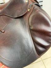 Load image into Gallery viewer, 17 1/2” Medium-MW Devoucoux Biarritz Double Flap Jump Saddle - Brown/Tan