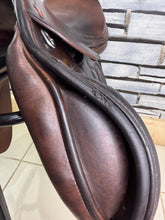 Load image into Gallery viewer, 17” Medium Prestige Arezzo Jump Saddle - Brown