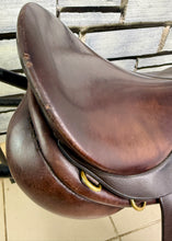 Load image into Gallery viewer, 17” XW Farrington Cob VSD Saddle - Brown