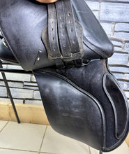 Load image into Gallery viewer, 17” XW/Changeable Gullet Bates Caprilli GP Saddle - Black