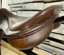 Load image into Gallery viewer, 16 1/2” Medium English Close Contact Jump Saddle - Black