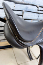 Load image into Gallery viewer, 17 1/2” MW Palmer Saddlery/Equiwear Monoflap GP/Jump Saddle - Brown - Flocked Close Contact
