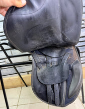Load image into Gallery viewer, 17” XW Thorowgood Griffin Cob GP Saddle - Black - Extra Wide - Flat Tree - 4 Straps
