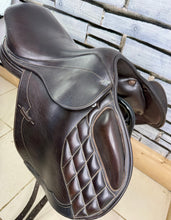 Load image into Gallery viewer, 16 1/2” MW Harry Dabbs Future Monoflap Jump Saddle - Shoulder Free - Brown
