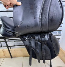 Load image into Gallery viewer, 17 1/2” Medium/Changeable Gullet Thorowgood High Wither T6 GP Saddle - Black