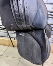 Load image into Gallery viewer, 17 1/2” Wide/Changeable Gullet Wintec GP Saddle - Black - Flocked - Lightweight