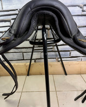 Load image into Gallery viewer, 17” Torsion Treeless Close Contact GP XtraLite Saddle - Black - Endurance