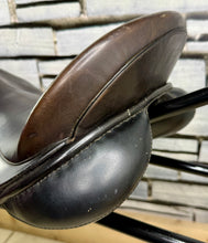 Load image into Gallery viewer, 17 1/2” XW Black Country WH/Show Saddle - Dark Havana