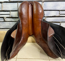 Load image into Gallery viewer, 18” 28 (MN) Stubben Siegfried C.S. Jump Saddle - Brown