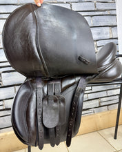 Load image into Gallery viewer, 17 1/2” Medium Morris &amp; Nolan High Wither Gold GP Saddle - Brown
