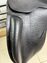 Load image into Gallery viewer, 17” Medium County Saddlery Fusion Dressage Saddle - Black