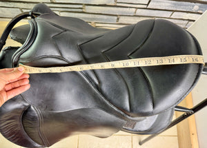 17” Wide Trapezius Panel Saddle - Black