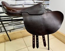 Load image into Gallery viewer, 16 1/2” Global Saddlery English 1 1/4 St/8kg Weighted Racing Saddle - Brown