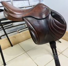 Load image into Gallery viewer, 17 1/2” Wide Paramount Monoflap Jump Saddle - Brown