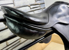 Load image into Gallery viewer, 17 1/2” Medium Lemetex ‘The Stylist’ Jump Saddle - Black