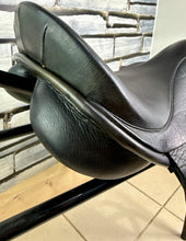 Load image into Gallery viewer, 16 1/2” XXW Geoffrey Gibson English Cob GP Saddle - Black