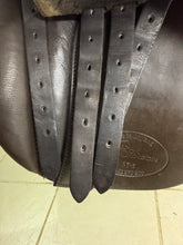 Load image into Gallery viewer, 17 1/2” MW Patrick Wilkinson VSD/WH Saddle - Brown