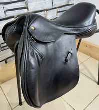 Load image into Gallery viewer, 17 1/2” Wide Black Country Ricochet High Wither Jump Saddle - Black