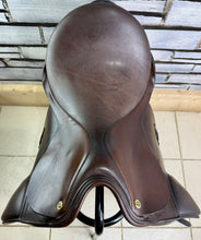 Load image into Gallery viewer, 17 1/2” Wide Barnsby USDF Dressage Saddle - Brown