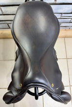 Load image into Gallery viewer, 17” MW Black Country Vinici Monoflap Jump Saddle - Brown - Flocked Close Contact