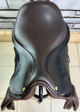 Load image into Gallery viewer, 17 1/2” MN Humphries &amp; Swain Holistic Saddlery GP/Jump Saddle - Brown
