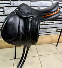 Load image into Gallery viewer, 17 1/2” Medium-MW Devoucoux Chiberta Lab Monoflap Jump Saddle - Black/Orange