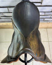 Load image into Gallery viewer, 17 1/2” 30.5/MW Stubben Parzival WH Saddle -Brown- Show Hack/ROR