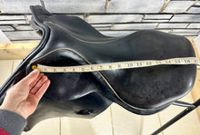 Load image into Gallery viewer, 17” Medium Black Country Jump Saddle - Black
