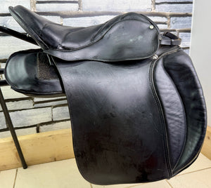 17” Wide Trapezius Panel Saddle - Black