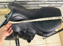 Load image into Gallery viewer, 17” MW Southern Stars Monoflap Jump Saddle - Black