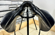 Load image into Gallery viewer, 16 1/2” Wide  Kentaur Eventer I Monoflap Jump/XC Saddle - Black