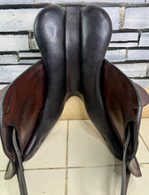 Load image into Gallery viewer, 17” MW Amerigo Vega Monoflap Jump Saddle - Brown