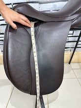 Load image into Gallery viewer, 18” Medium Morris &amp; Nolan Dressage Saddle - Brown