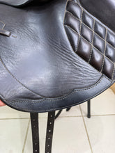 Load image into Gallery viewer, 16 1/2” MW Harry Dabbs Future Monoflap Jump Saddle - Shoulder Free - Brown