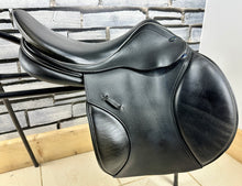 Load image into Gallery viewer, 17 1/2” MW/Wide Whitaker Venice Jump Saddle - Black