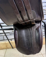 Load image into Gallery viewer, 15 1/2” XW Extra Wide Fylde Hayden Show/Working Hunter Saddle -Brown- Suede Top