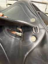 Load image into Gallery viewer, 17” +4 (XW) Equipe Monoflap Jump Saddle - Black -2018- Immaculate-Patent Trim