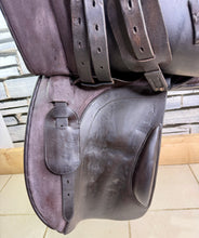 Load image into Gallery viewer, 17 1/2” XW Kruger WH/VSD Working Hunter Cob Saddle -Brown- Extra Wide 4xStraps