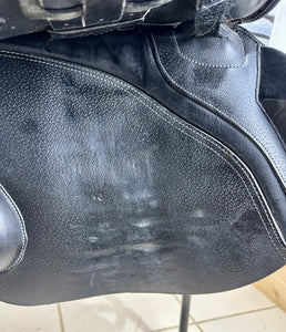 17 1/2” MW/Wide Whitaker Venice Jump Saddle - Black
